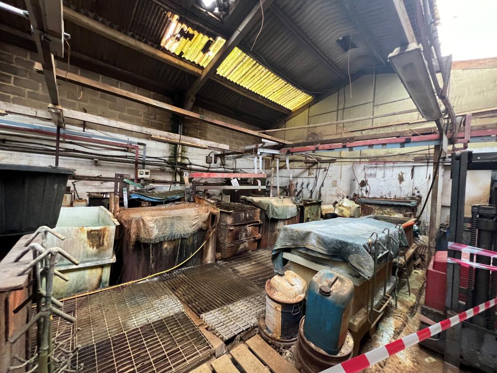 Lot: 111 - INDUSTRIAL UNIT - 